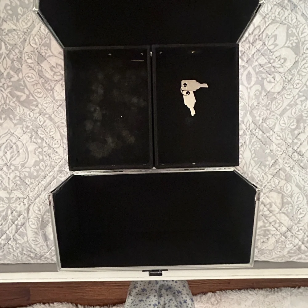 Pink Cosmetics/Jewelry case with keys. Silver Accents